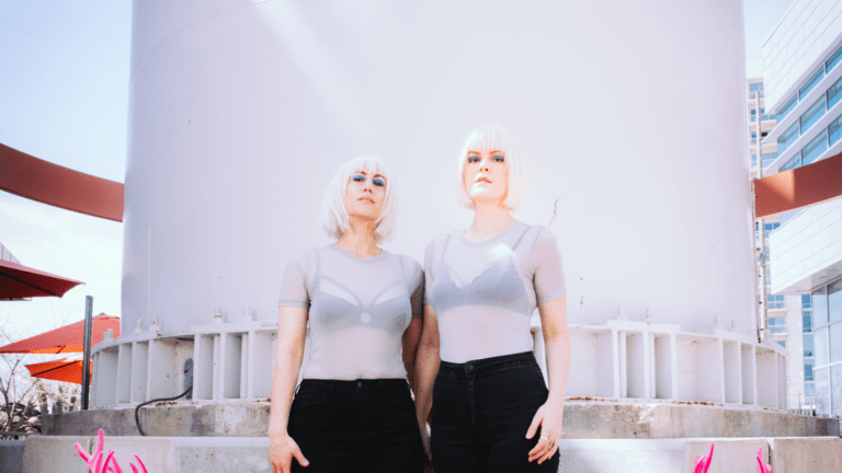 [Interview + Premiere] Meet SIGNY, Austin-Based Telepathic Electro-Pop Duo With A Brilliant Flare For The Outlandish