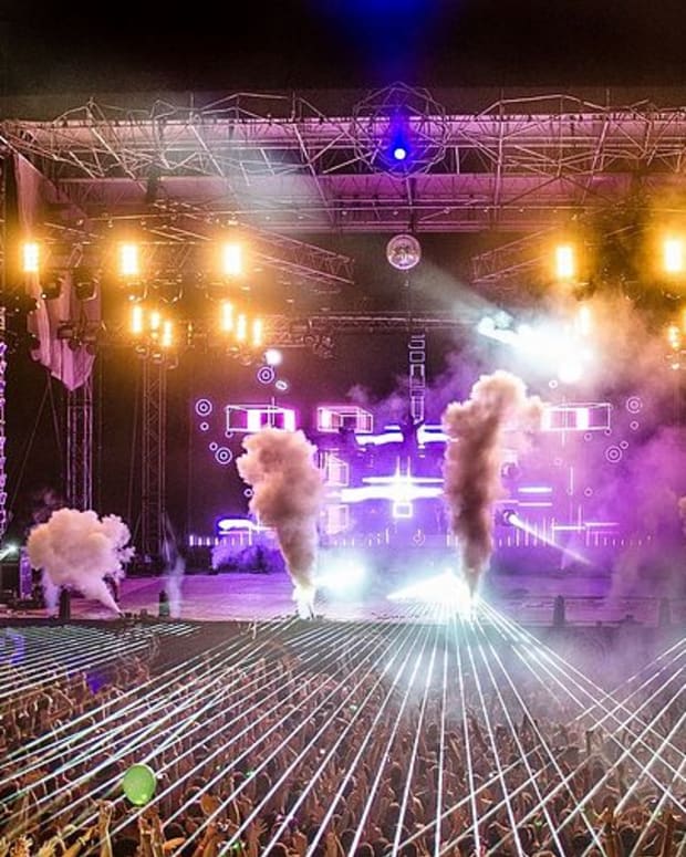 Crowd_at_David_Guetta,_Dance_Arena,_Exit_2013.jpg
