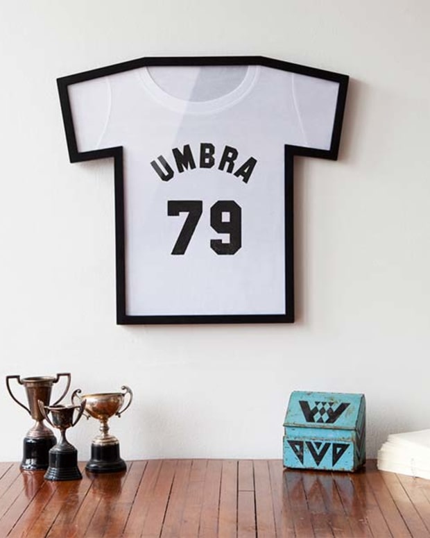 T-Frame T-Shirt Display by Umbra