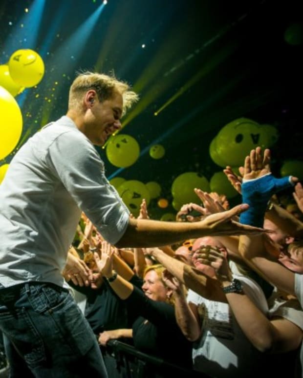 Armin van Buuren Handing ASOT To Fans