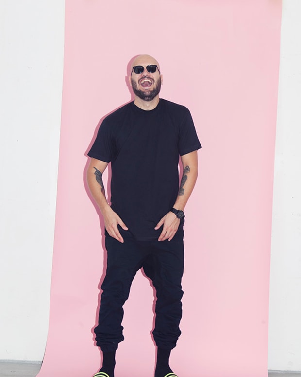 [Premiere] Crookers - Belly Button Tickler