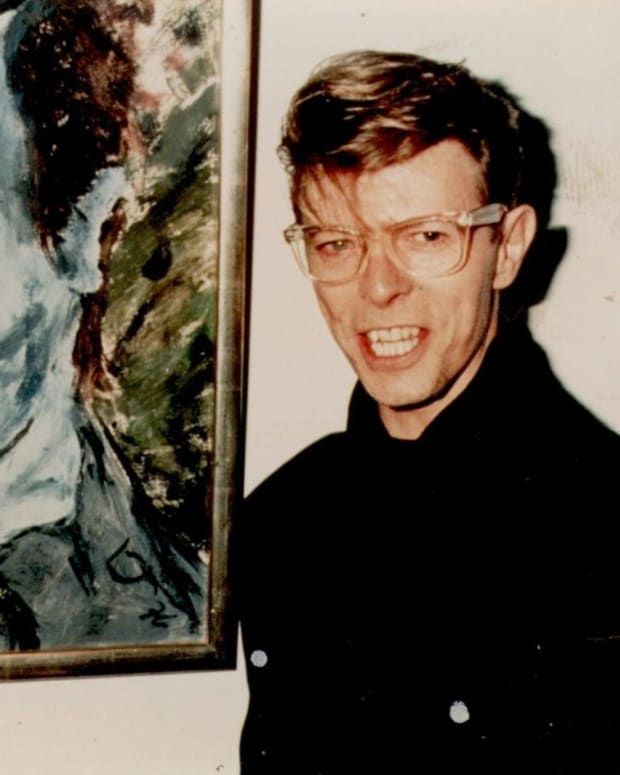 david-bowie-with-his-1976-painting-of-iggy-pop-portrait-of-j-o-1-1024x691.jpg