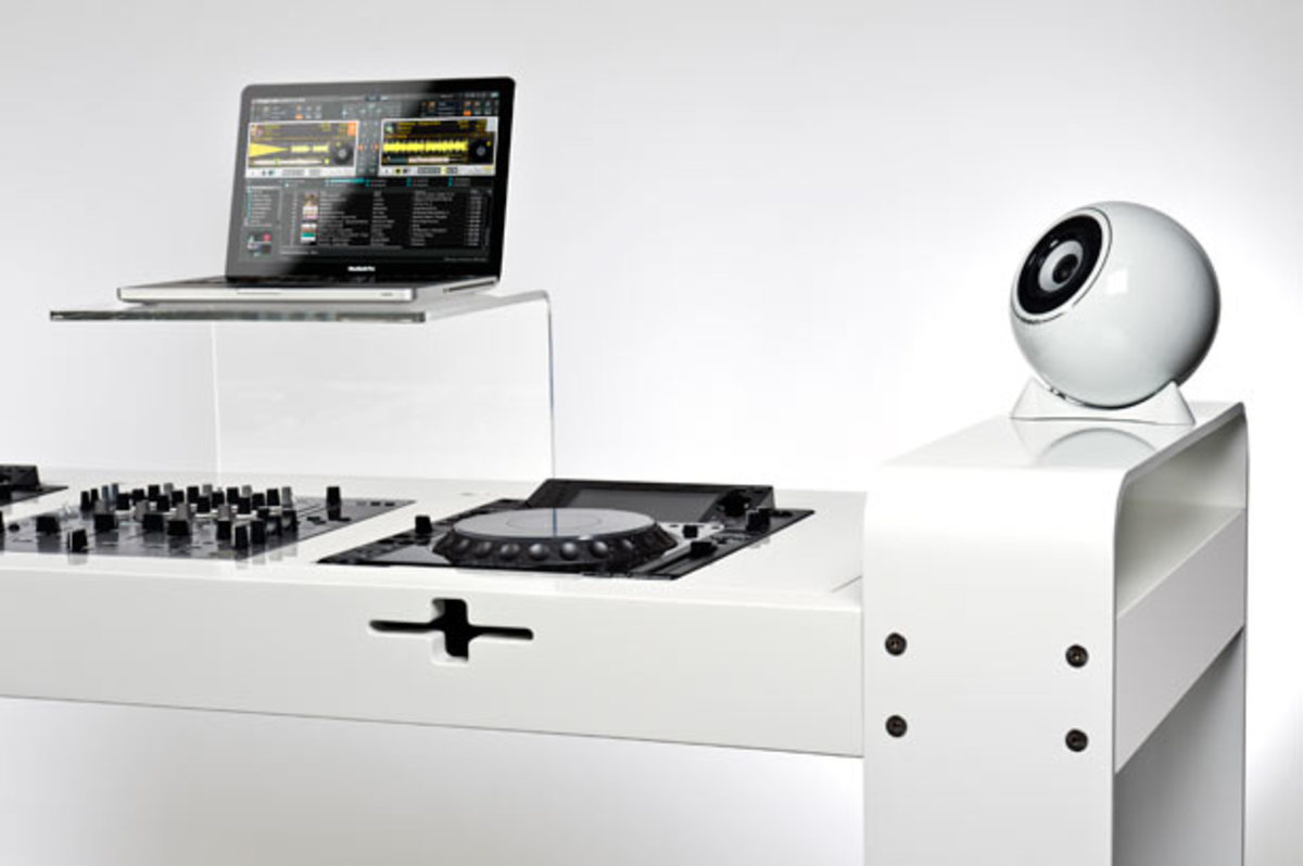 Want: Spin Age DJ Table by Hoerboard