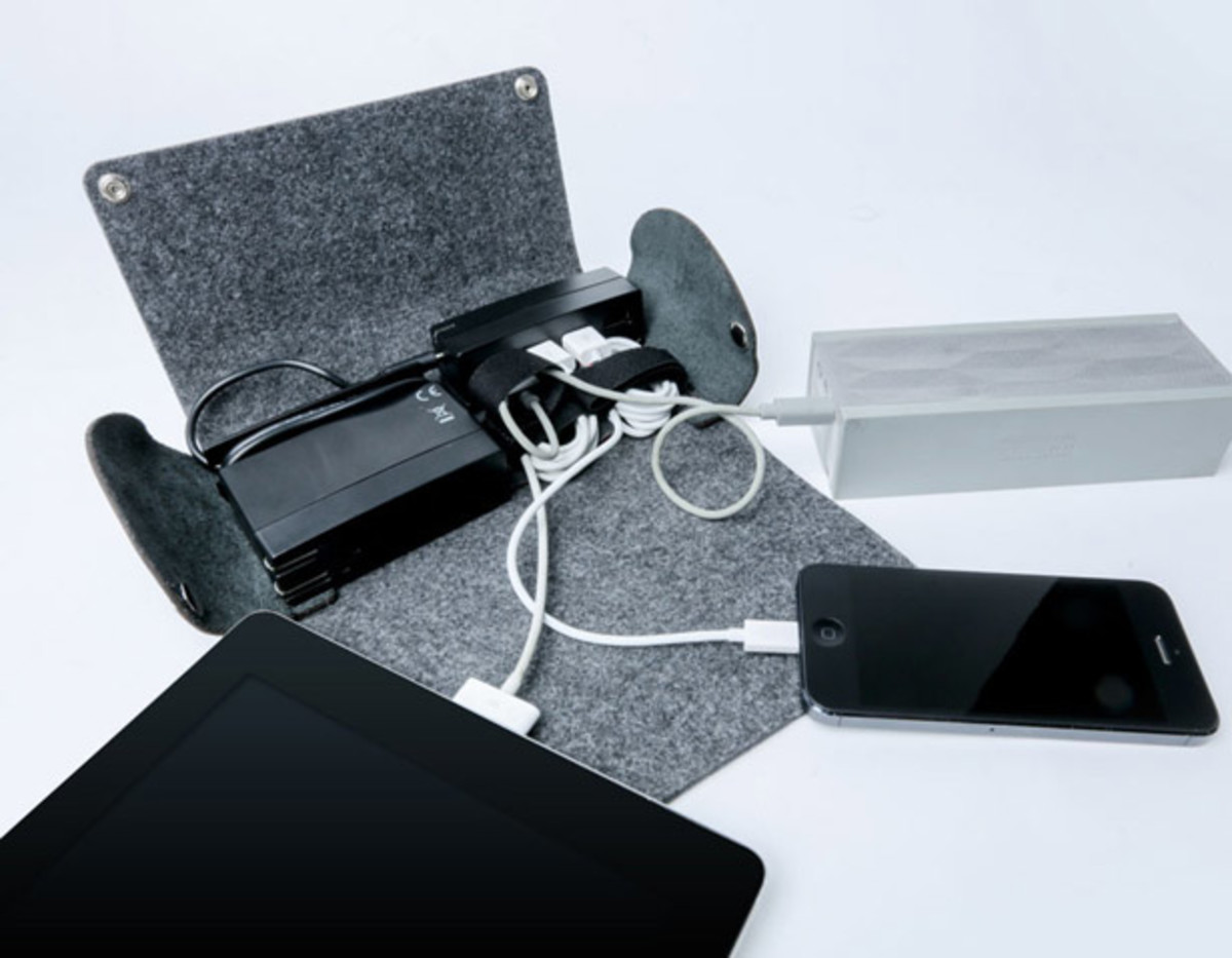 Travel Gear: Aviiq Portable Charging Folio Mini