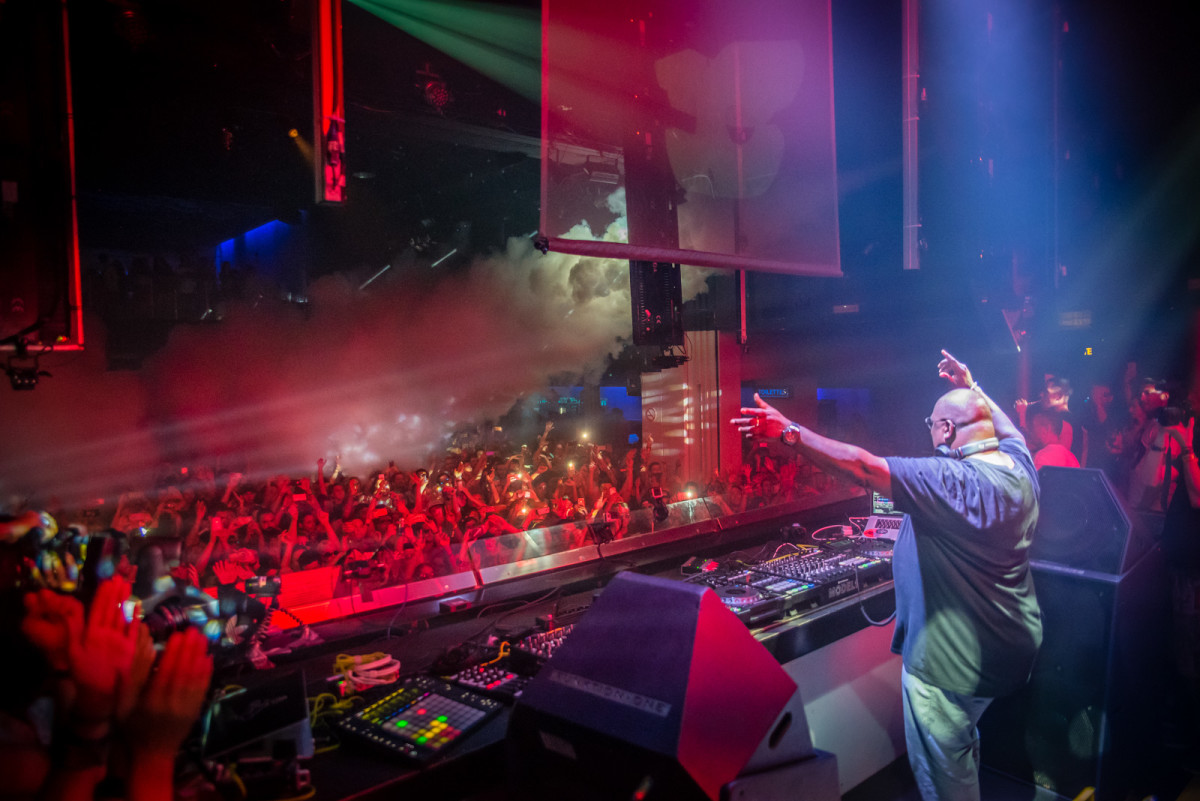 Carl Cox warming up the enthusiastic crowd, oh yes, oh yes! Photo credit: Casey McCune.