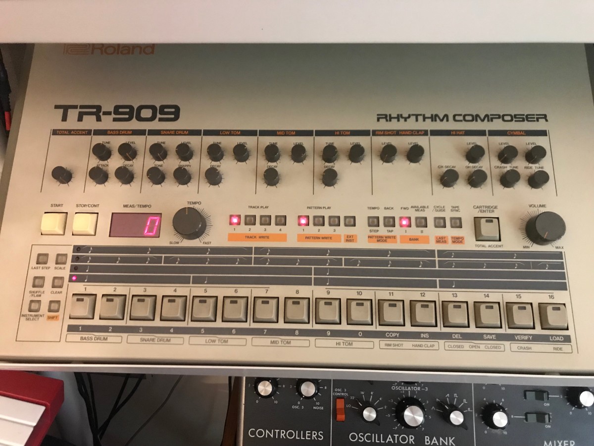 Roland TR-909 - Martin Ikin